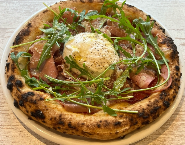 ブッラータの2種類のハムのピッツァ